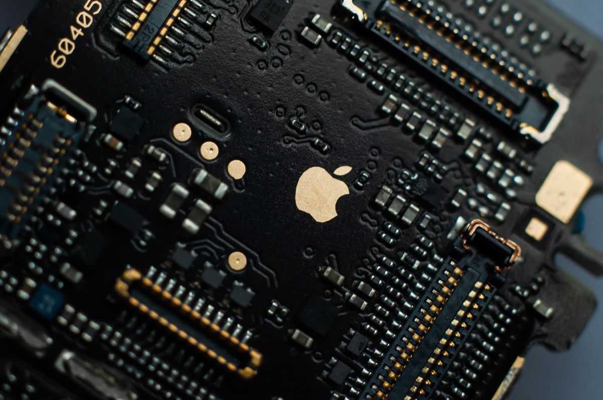 Microsoldadura conector FPC iPhone en taller iGSM Gijón - Reparación avanzada de placa