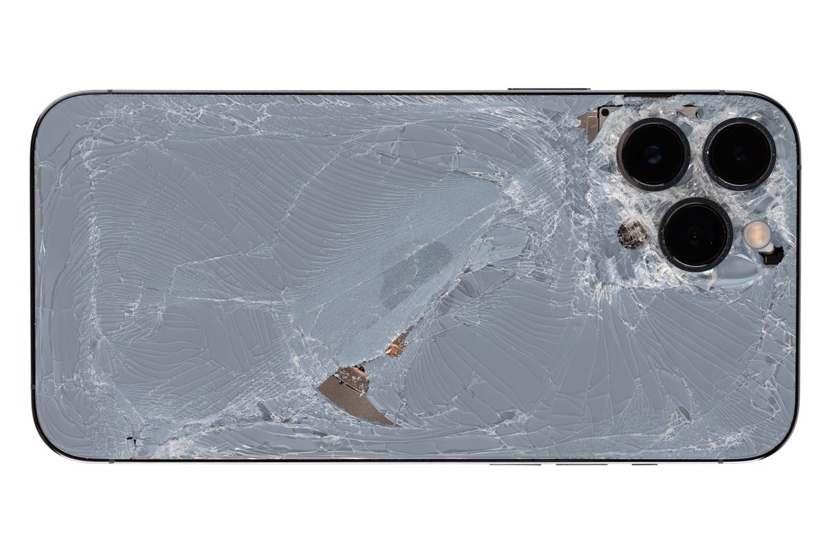 Cambio de tapa trasera iPhone rota en iGSM Gijón - Reparación estética y estructural